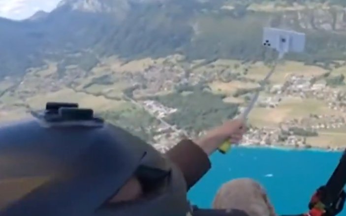 Fransa'da yamaç paraşütü yaparken cep telefonundan oldu