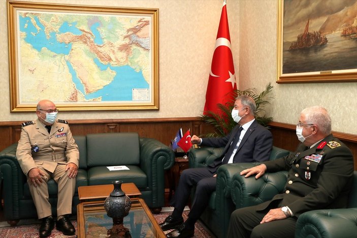 Bakan Hulusi Akar, NATO Askeri Komite Başkanı Peach ile görüştü