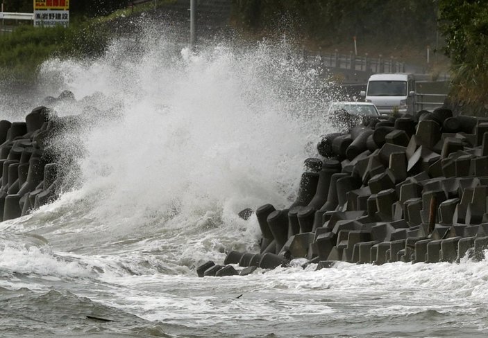 Japonya'da Haişen tayfunu nedeniyle 8 milyon kişinin tahliyesi istendi