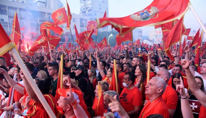 Karadağ’da Sırp ulusal sembollerini kullanan muhalifler protesto edildi