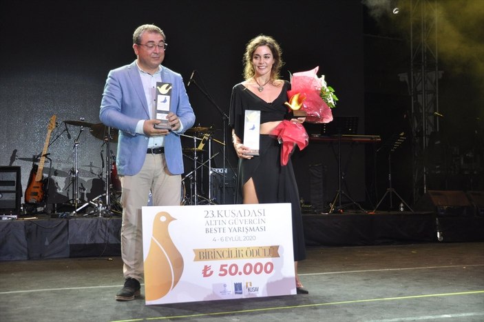 Kuşadası Festivali'nde Deniz Özçelik'e en iyi beste ödülü