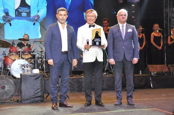 Kuşadası Festivali'nde Deniz Özçelik'e en iyi beste ödülü