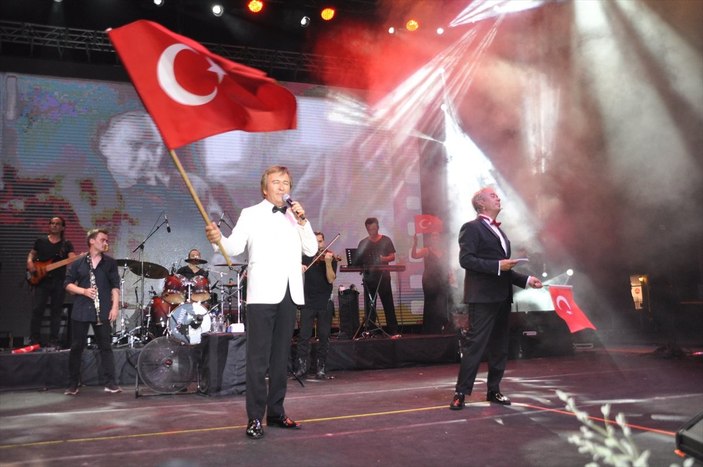 Kuşadası Festivali'nde Deniz Özçelik'e en iyi beste ödülü