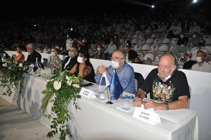 Kuşadası Festivali'nde Deniz Özçelik'e en iyi beste ödülü