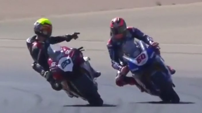 İspanya'da yarış sırasında tartışan motosikletliler
