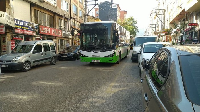 Bursa'da yolcu otobüsünün yaşlı adama çarpma anı
