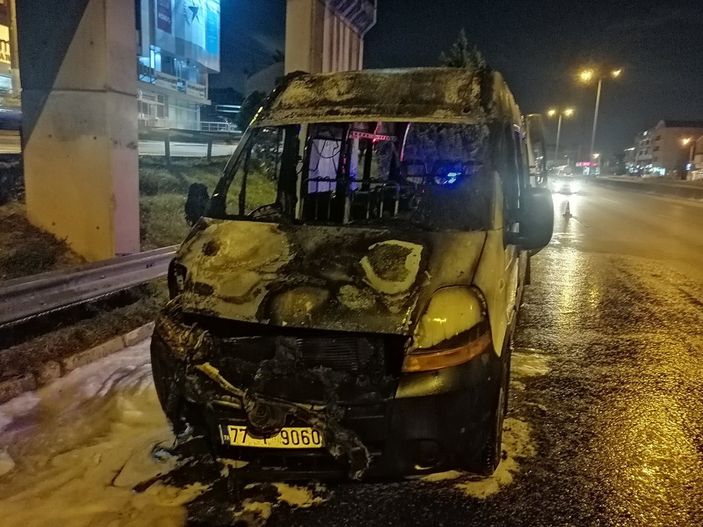 Kocaeli'de minibüs yanarak kül oldu