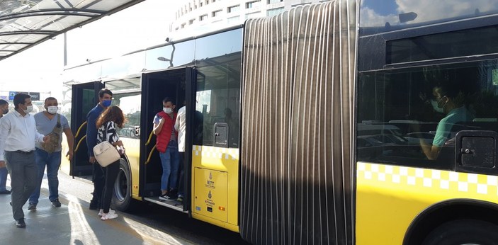 İstanbul'da metrobüslerde koronavirüs umursanmamaya devam ediyor