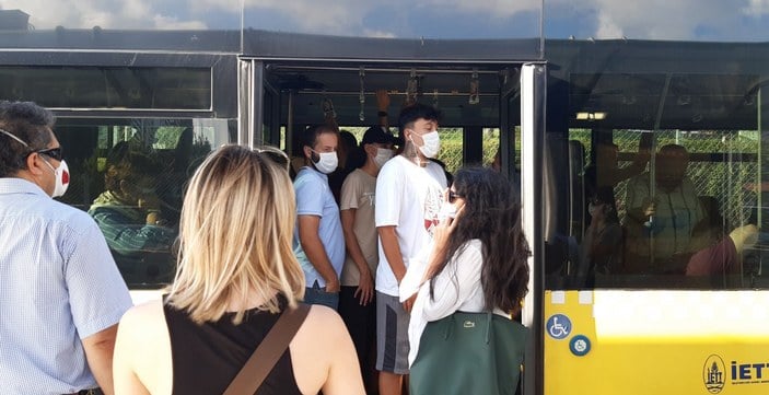 İstanbul'da metrobüslerde koronavirüs umursanmamaya devam ediyor