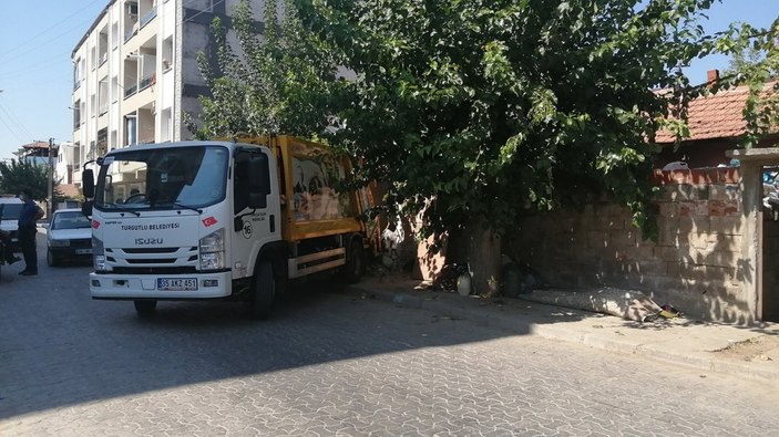 Manisa'da yaşlı adamın evinden 10 kamyon çöp çıktı