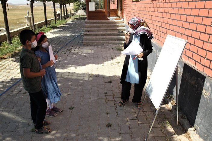 Van'da fedakar öğretmen, öğrencilerine kapıda eğitim veriyor
