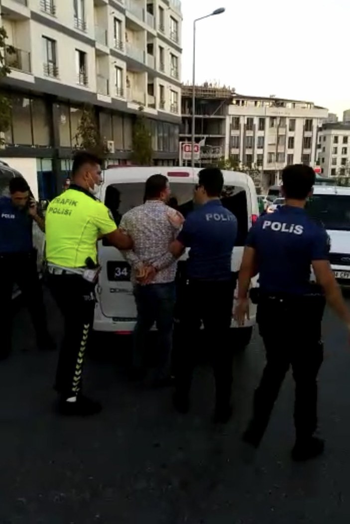 Esenyurt’ta polisi tehdit eden zorba sürücü gözaltına alındı