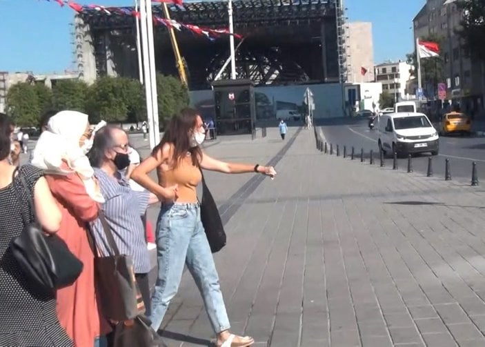 Taksim’de yaralı kadını aracına almayan taksici