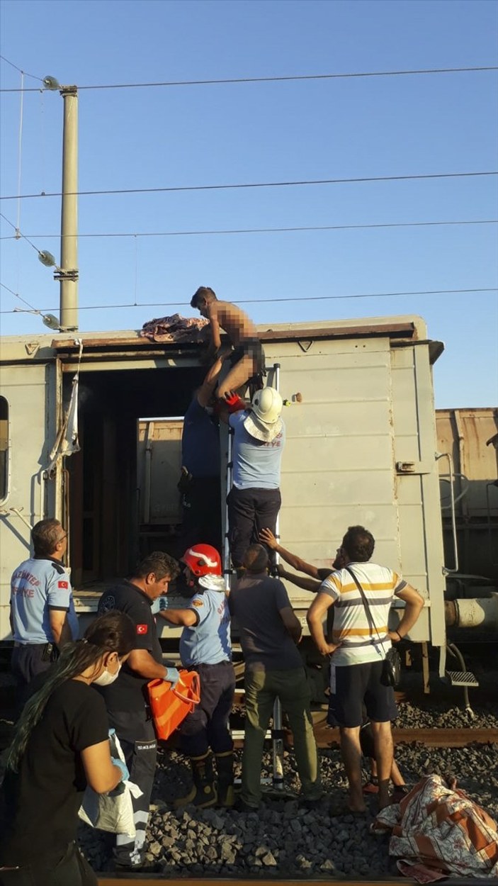 Gaziantep'te vagonun üzerine çıkan 2 genç elektrik akımına kapıldı