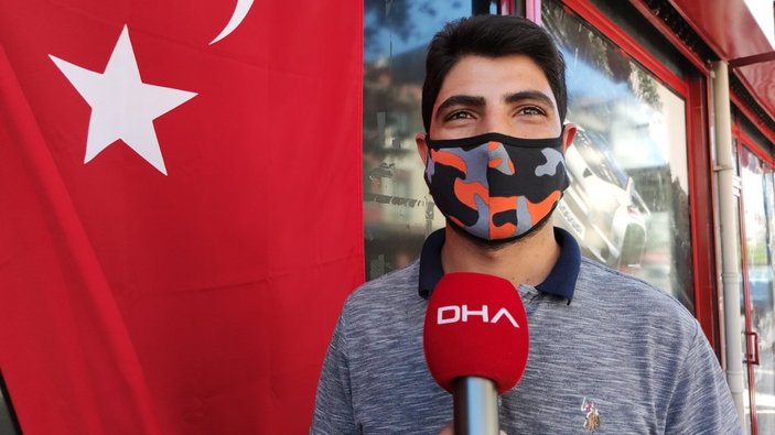 Bursa'da Türk bayrağını öpen kadın duygulandırdı