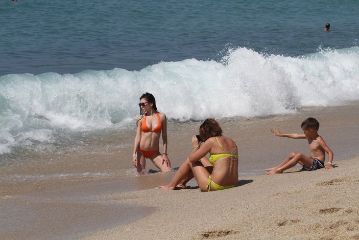 Kavurucu sıcaklardan bunalan turistler soluğu Alanya plajlarında aldı