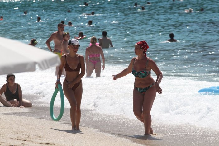 Kavurucu sıcaklardan bunalan turistler soluğu Alanya plajlarında aldı