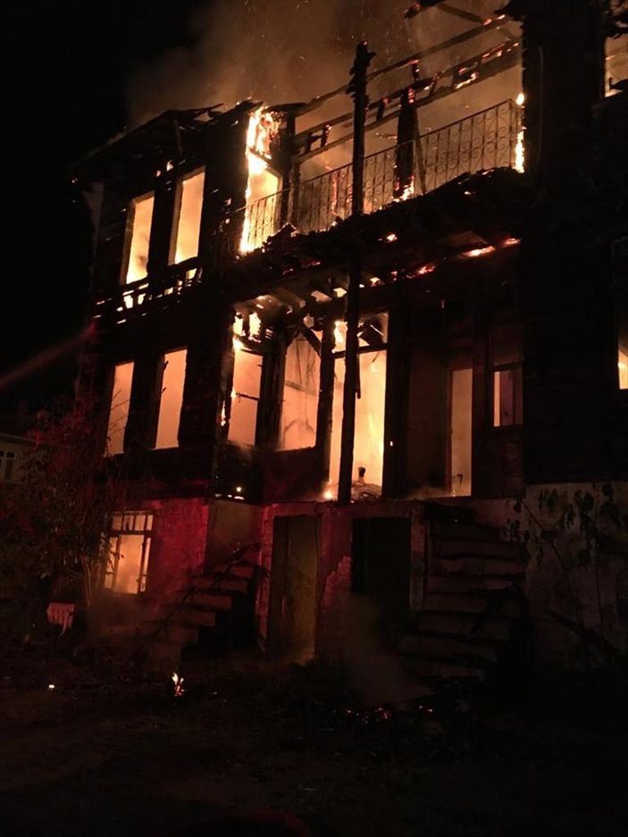 a Bartın'da tarihi bina yangında kullanılamaz hale geldi