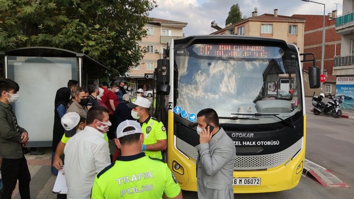 Bursa’da 40 kişiyle sosyal mesafesiz minibüs yolculuğu