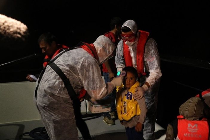 a Çanakkale'de motoru arızalanan bottaki sığınmacıları sahil güvenlik kurtardı