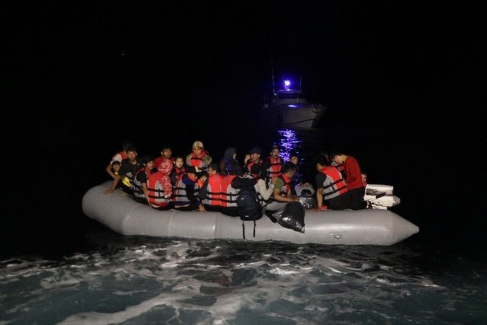 Çanakkale'de motoru arızalanan bottaki sığınmacıları sahil güvenlik kurtardı