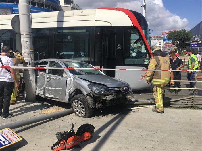 Güngören'de otomobil ile tramvay çarpıştı: 1 yaralı