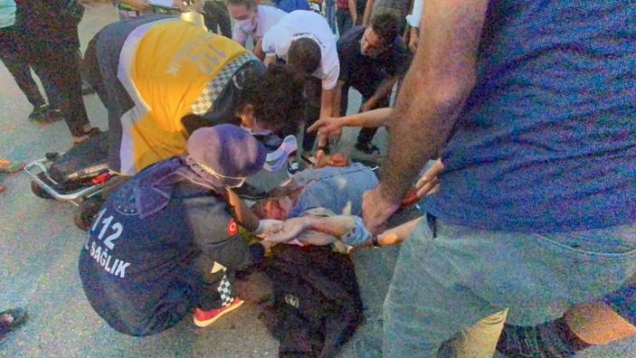 i Bursa'da motosiklet otomobile çarptı