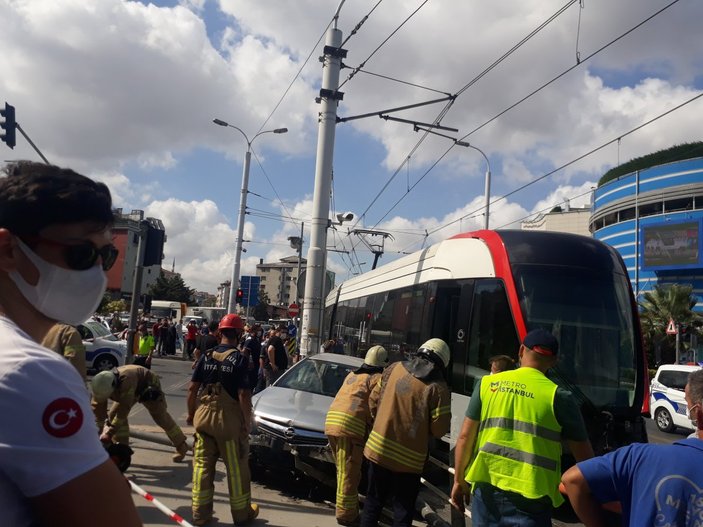 Güngören'de otomobil ile tramvay çarpıştı: 1 yaralı