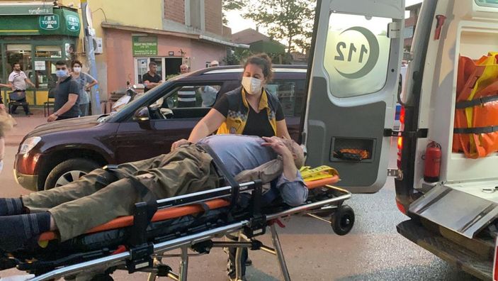 i Bursa'da motosiklet otomobile çarptı