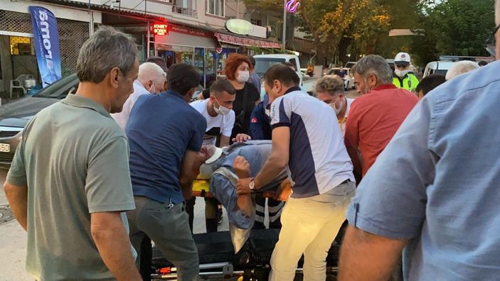 i Bursa'da motosiklet otomobile çarptı