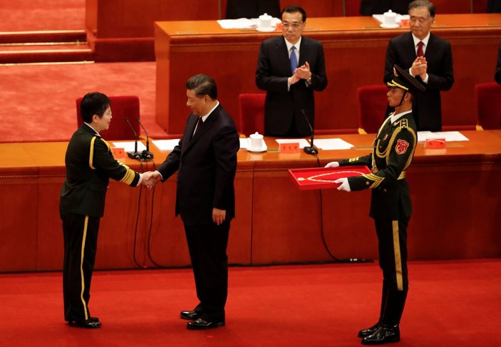 Çin’de koronayla mücadele toplantısında sosyal mesafe hiçe sayıldı