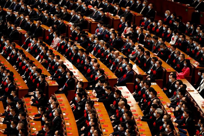 Çin’de koronayla mücadele toplantısında sosyal mesafe hiçe sayıldı
