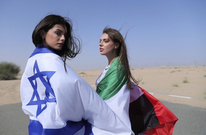 İsrailli model ilk defa BAE'de ülkesinin bayrağıyla çekim yaptı