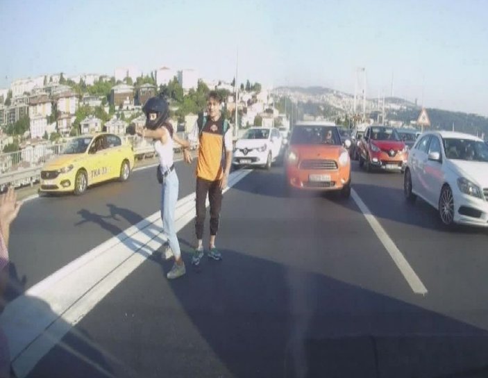 İstanbul'da motosikletli, otomobildeki aileye saldırdı