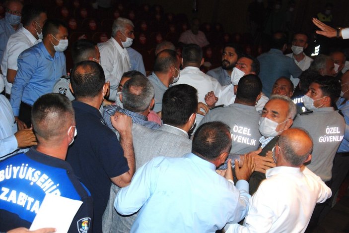 Adana Büyükşehir Belediye Meclisinde kavga çıktı