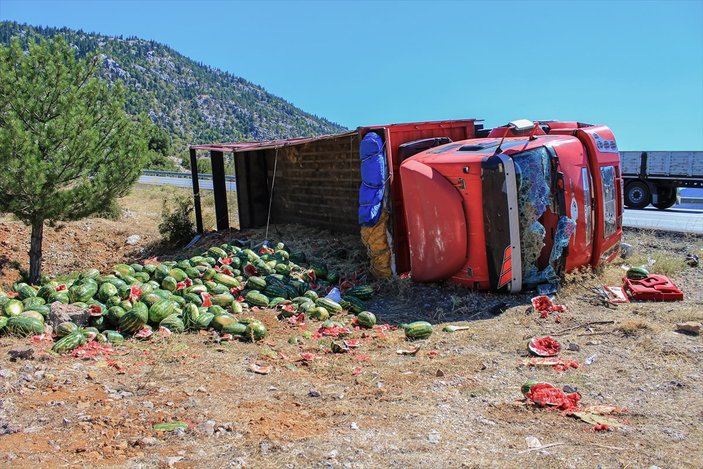 Antalya'da karpuz yüklü kamyon devrildi