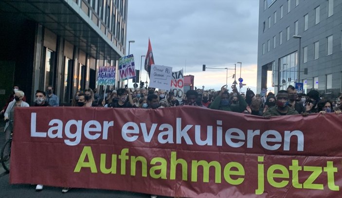 Almanya'da çadırları yanan mültecileri alın protestosu