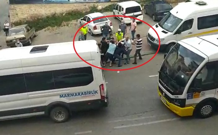 Bursa’da kaza sonra anlaşamayan sürücüler birbirine girdi