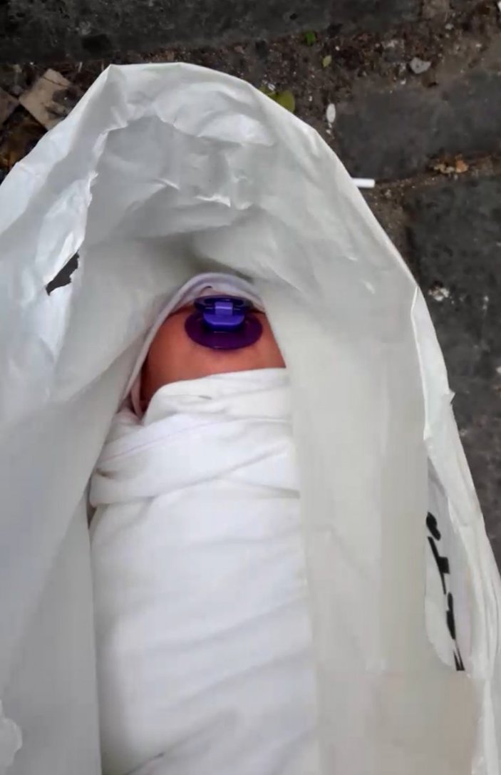 Fatih'te çöp konteyneri yanında bebek bulundu 