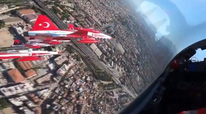 İzmir semalarında F-16'lar ve Türk Yıldızları'ndan saygı uçuşu