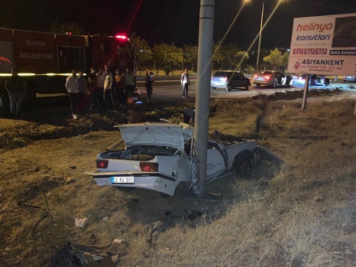 Adıyaman Kahta'da otomobil, önce tabelaya sonra direğe çarptı: 3 yaralı