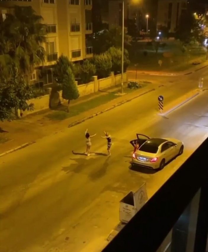 Antalya'da araçta müziği sonuna kadar açıp, yol ortasında dans ettiler