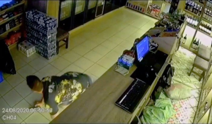 Antalya'daki dükkanında 1,5 aydır hırsızlık nöbeti tutan eski kick boksçu, hırsızları yakaladı