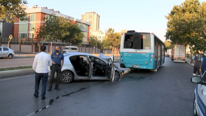 Ataşehir'de otobüse çarpan otomobil sürücüsü yaşamını yitirdi