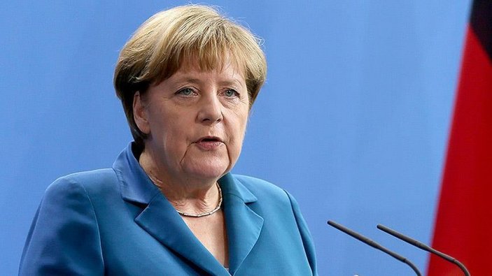Bloomberg yazarı: Macron boş tehditleri kesip sözü Merkel'e bırakmalı