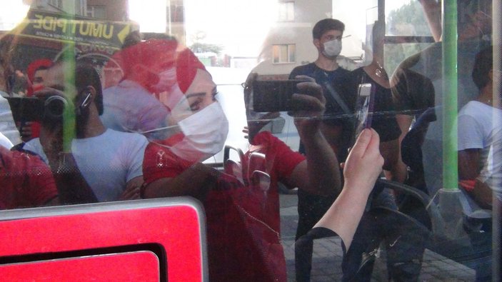 Bursa'da maske takmayan yolcuyu polise ihbar etti