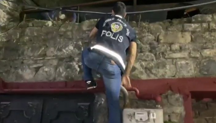 Beyoğlu'nda polis eğlence mekanına tırmanarak girdi
