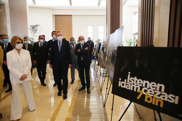 Cumhurbaşkanı Erdoğan, Tansu Çiller'e 12 Eylül fotoğraf sergisini gezdirdi