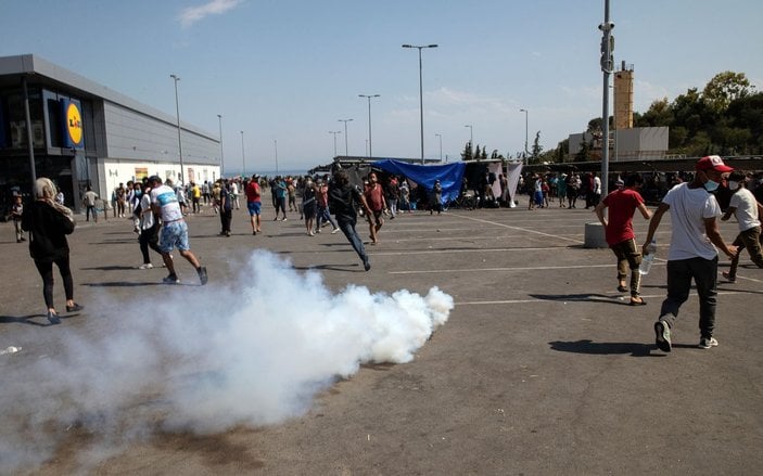 Yunan polisinden mültecilere biber gazlı müdahale