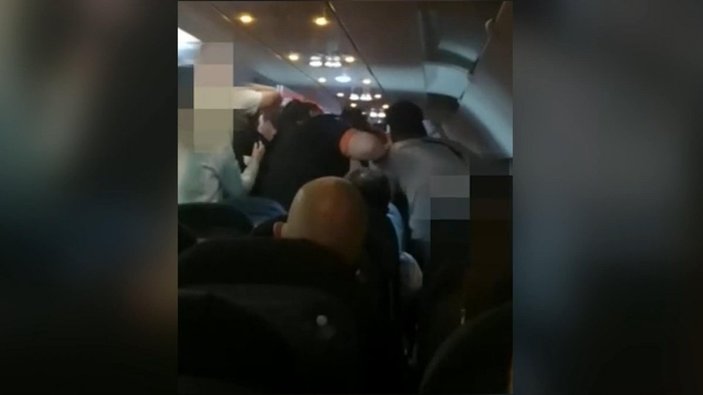 Londra’dan Türkiye’ye gelen uçakta ırkçılık kavgası